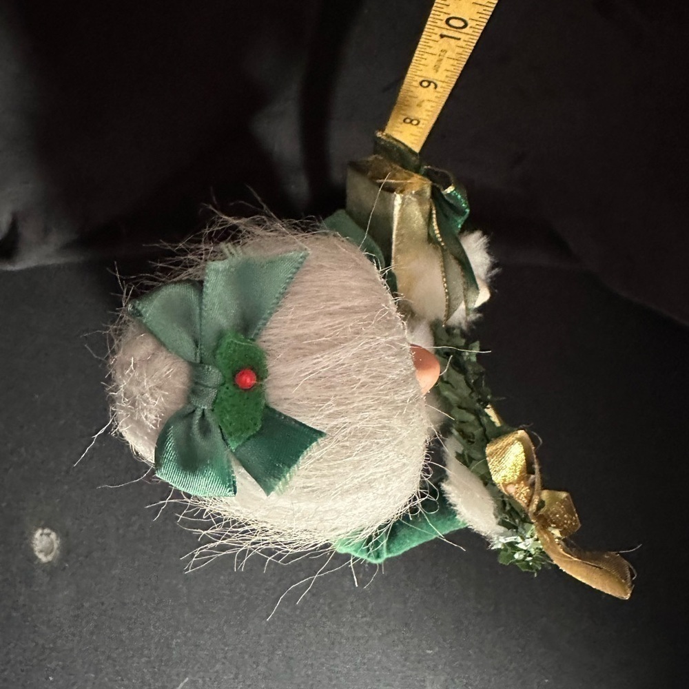 Byer’s‎ choice, 2006 Irish Saint Patrick caroler Victorian lady wreath presents - Picture 7 of 10